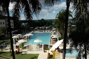 Piscine extérieure, chaises longues