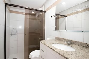 Apartment | Bathroom | Shower, free toiletries, hair dryer, towels