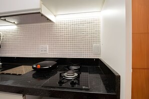 Departamento | Cocina privada | Refrigerador, microondas, tetera eléctrica y utensilios de cocina 
