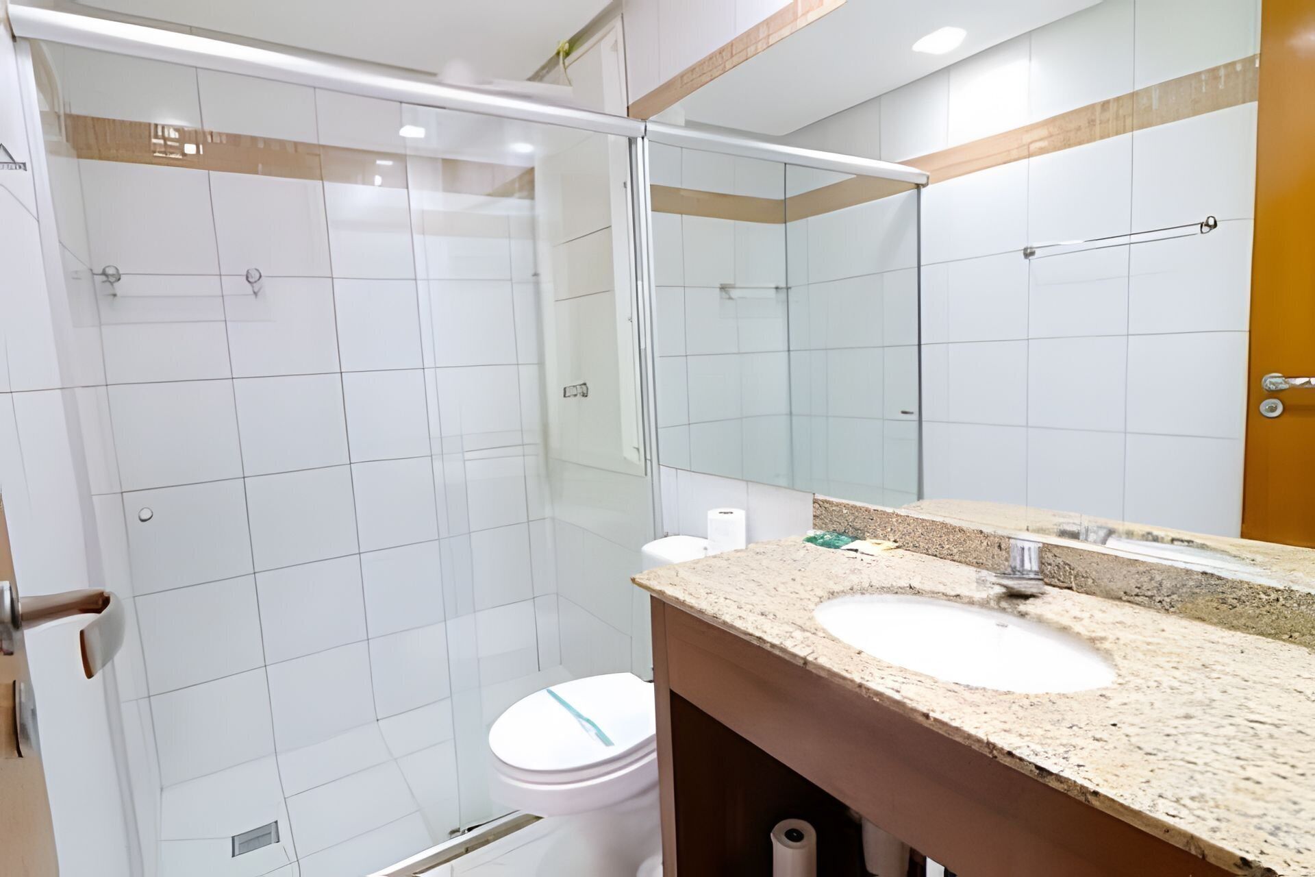 Ducha, artículos de tocador gratuitos, secador de pelo, toallas