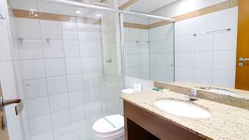 Ducha, artĂculos de tocador gratuitos, secador de pelo, toallas