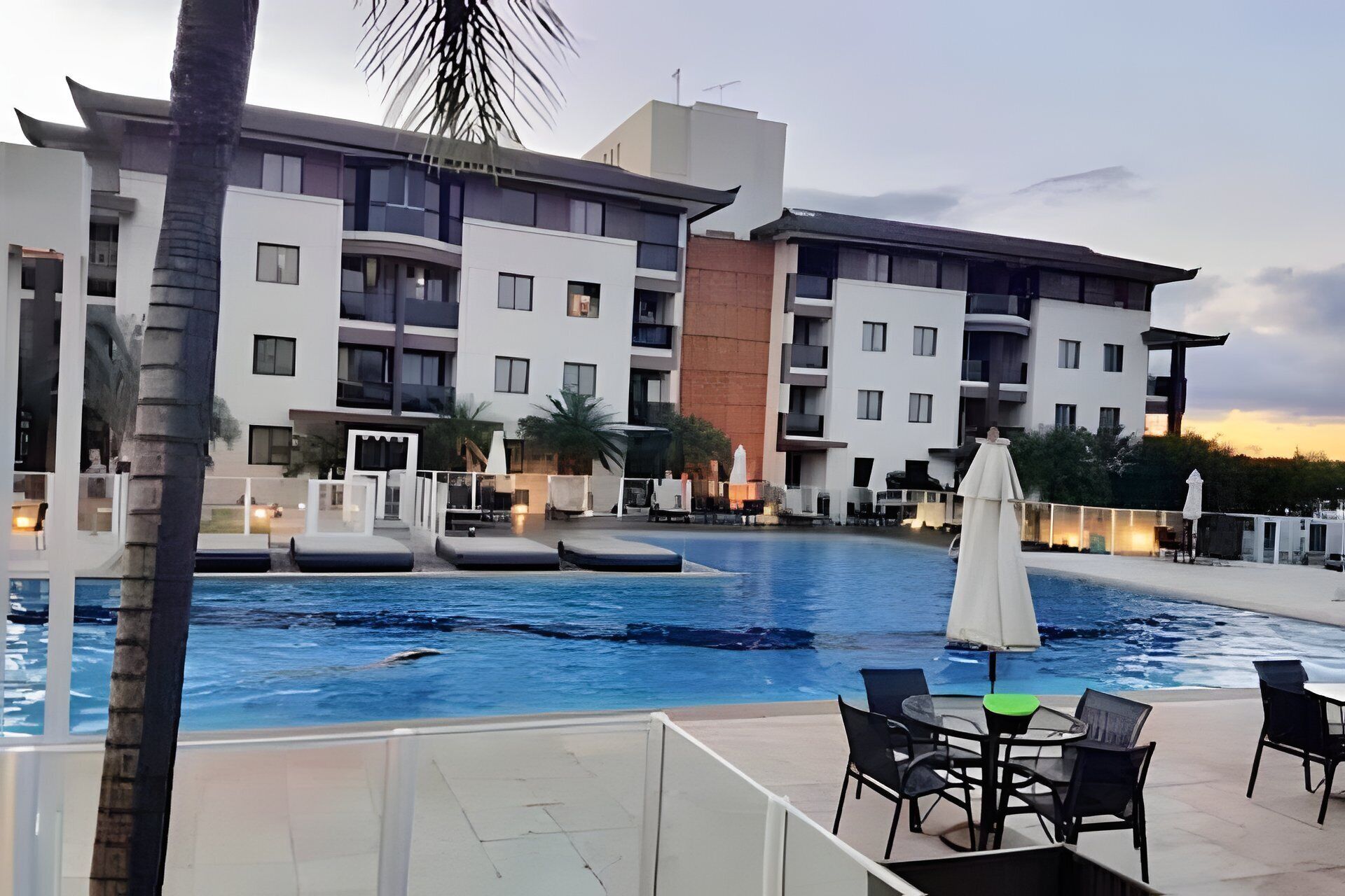 Una piscina al aire libre, sillones reclinables de piscina