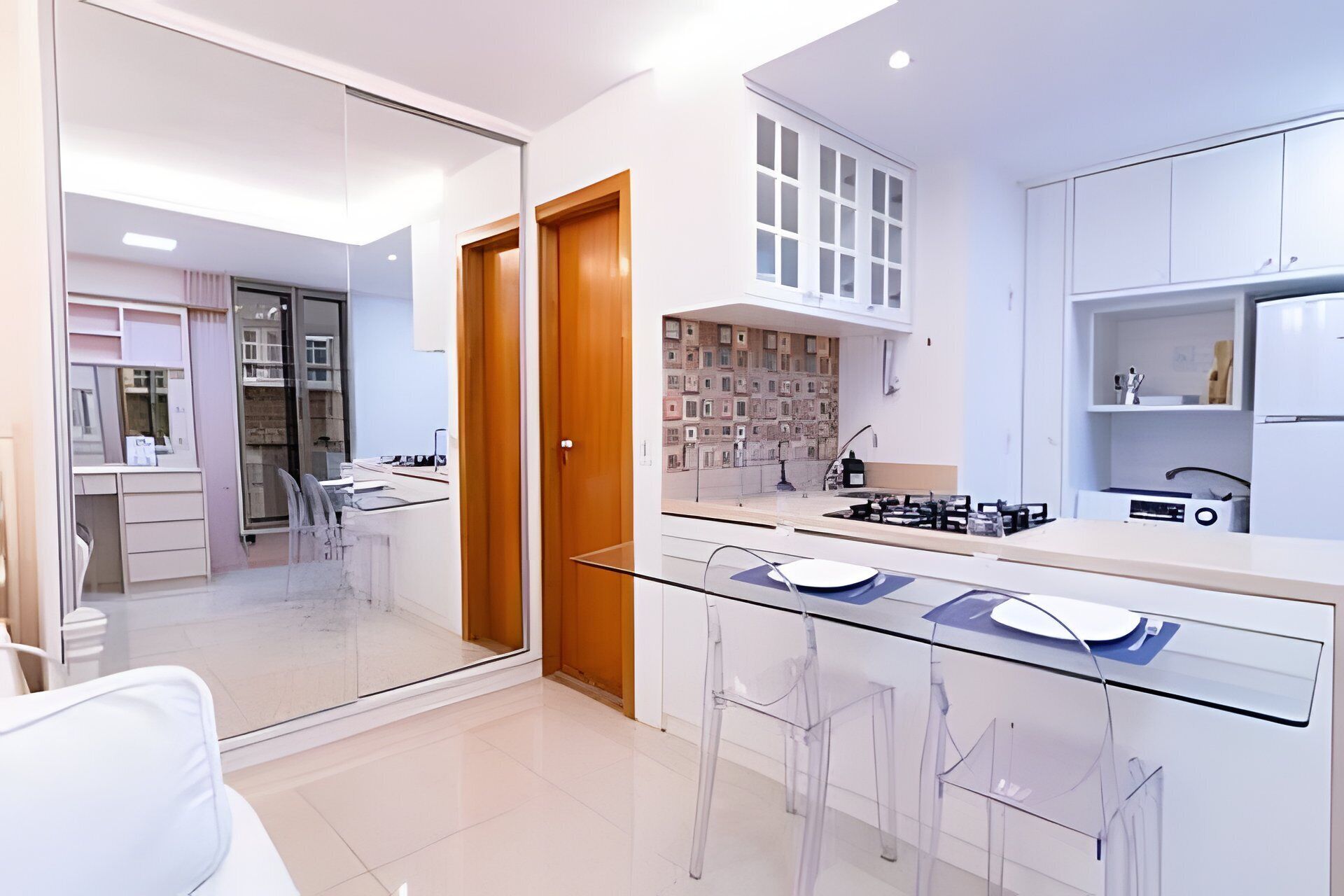 Appartement | Privékeuken | Een koelkast, een magnetron, een waterkoker, kookgerei, borden en bestek