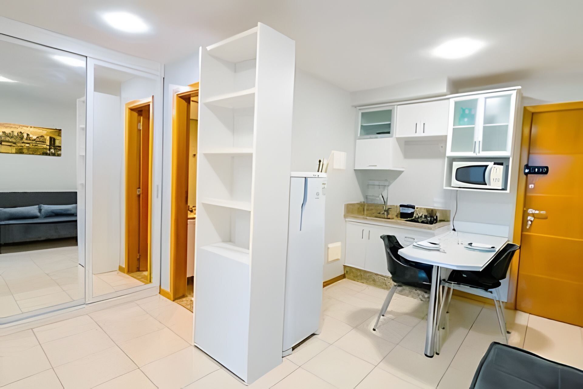 Apartamento | Cocina privada | Frigorífico, microondas, hervidor eléctrico y utensilios de cocina