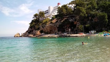 Vlak bij het strand, ligstoelen aan het strand