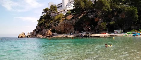 Ubicación cercana a la playa y tumbonas