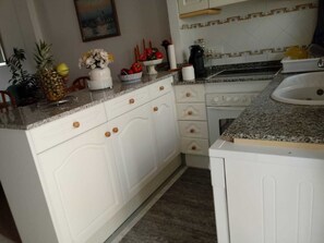 Frigorífico, microondas, horno y placa de cocina