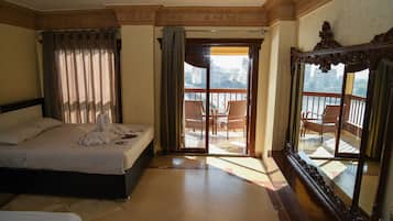 Ropa de cama de alta calidad, minibar y decoración personalizada