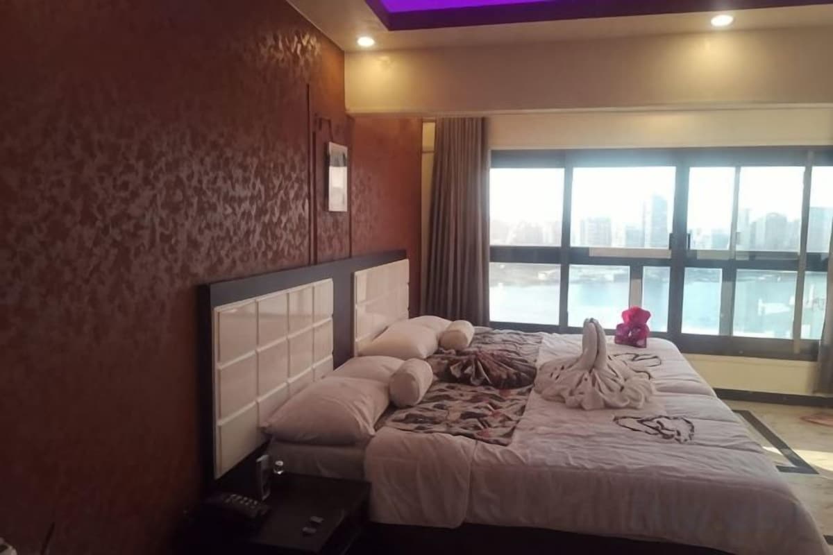 Premium bedding, minibar, soundproofing, WiFi (free)