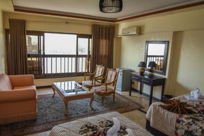 Deluxe Room, River View | Premium bedding, minibar, individually decorated, individually furnished - Nile sky hotel and suites (Cairo)