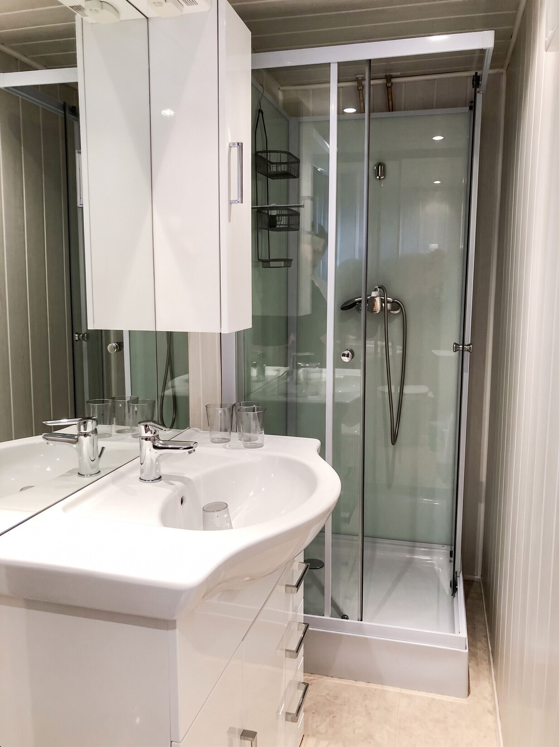 Shower, towels