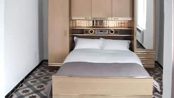 2 bedrooms, iron/ironing board, internet