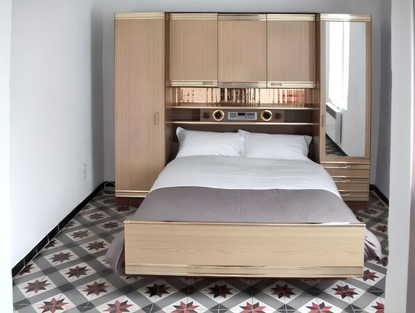 2 bedrooms, iron/ironing board, internet