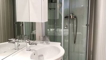 Douche, serviettes fournies