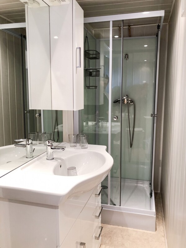 Shower, towels - Homerez - Spacious apt in Bessèges (Bessèges)