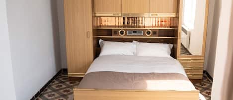 2 bedrooms, iron/ironing board, free WiFi, bed sheets