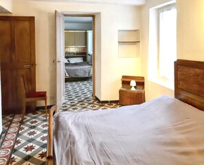 2 chambres, fer et planche à repasser, accès à Internet