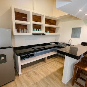 Junior studio suite, 1 kingsize bed | Privékeuken | Een koelkast met diepvriezer, een microgolfoven, een blender