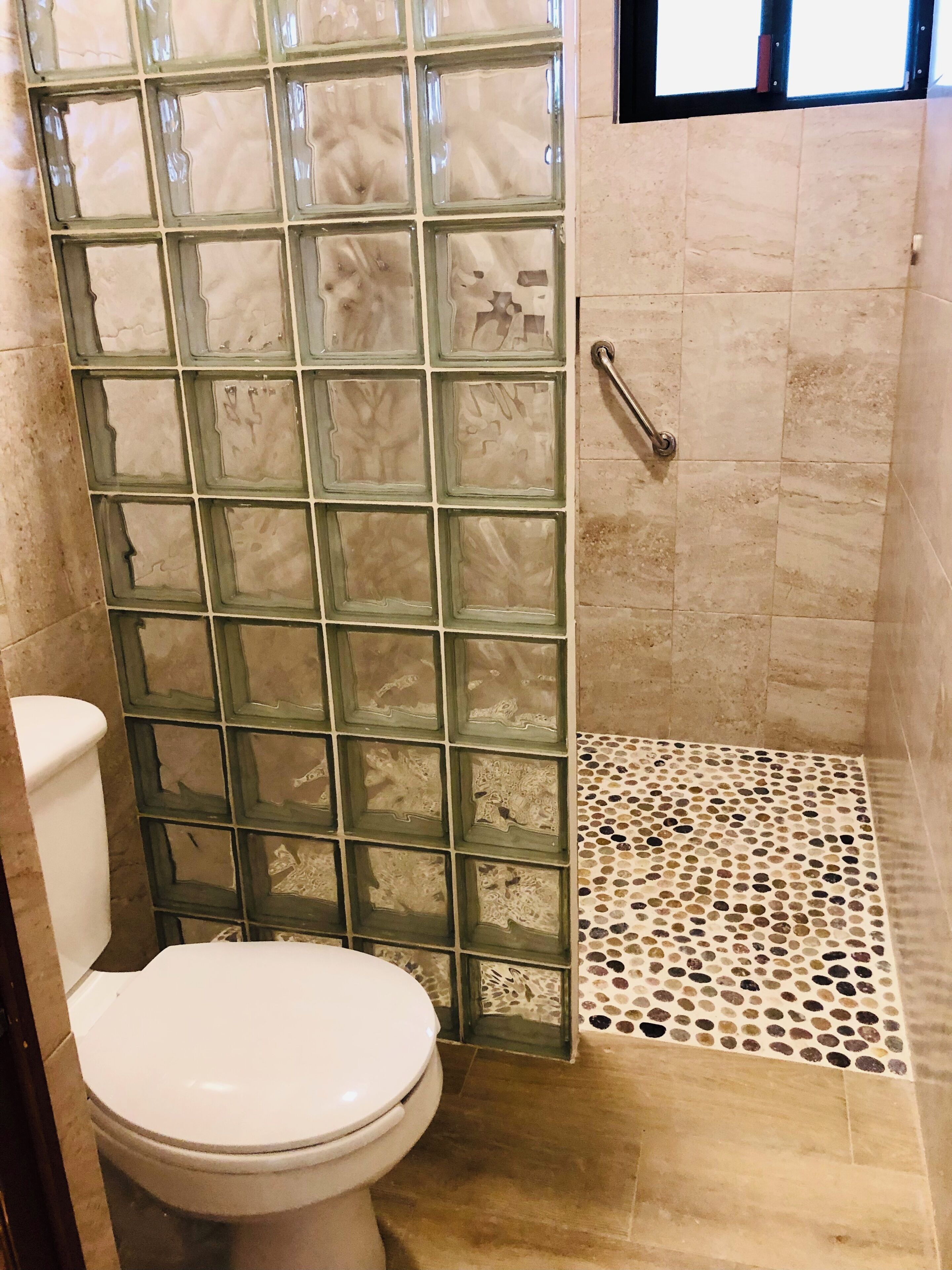 Suite estudio junior, 1 cama de matrimonio grande | Baño | Ducha y bañera combinadas, secador de pelo, toallas y jabón