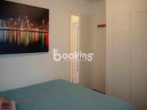 1 habitación, tabla de planchar con plancha, wifi y ropa de cama 
