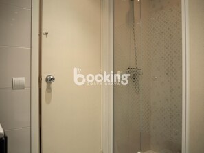 Regadera, toallas, jabón, papel de baño 