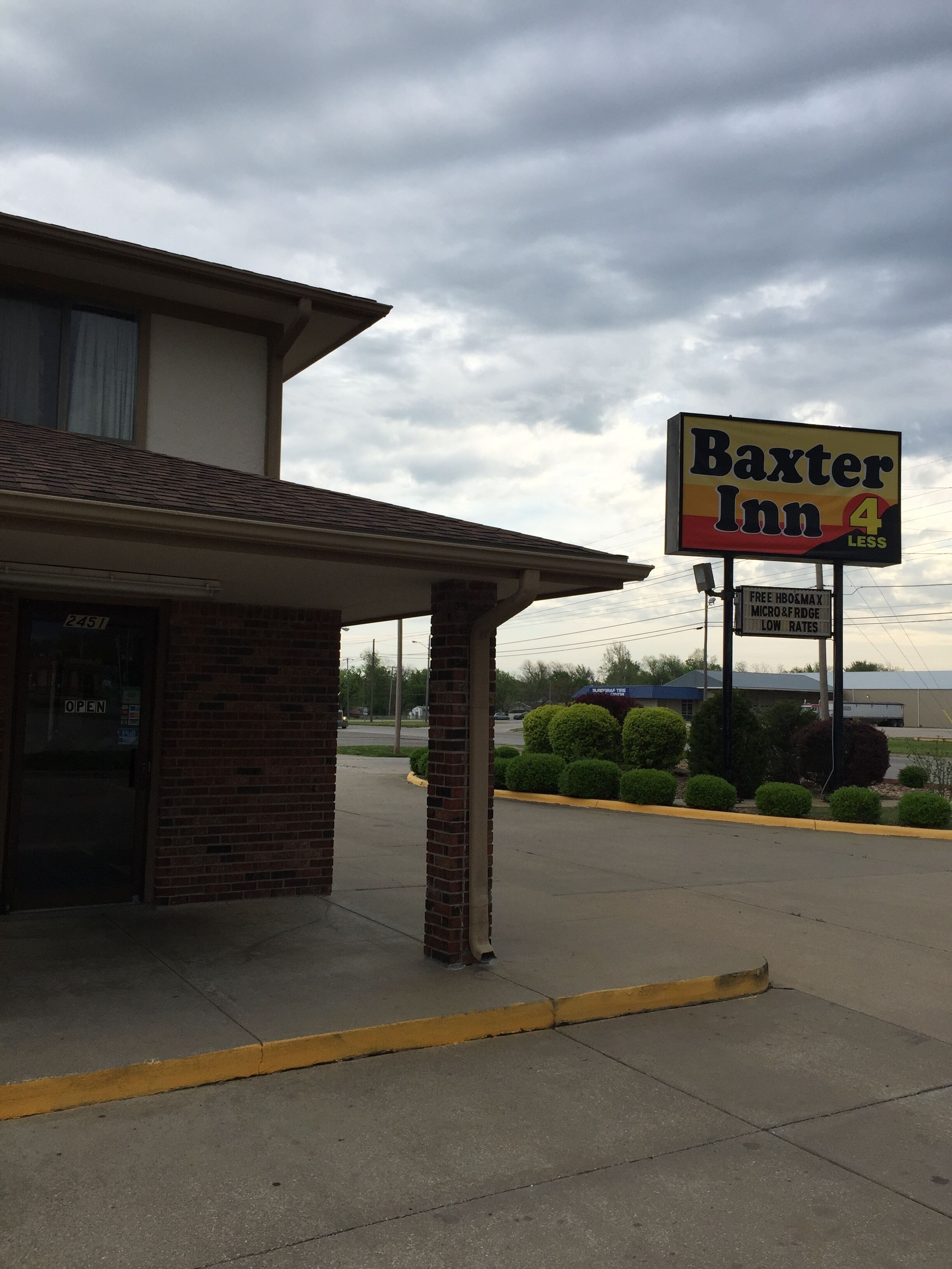 Un motel avec une enseigne indiquant « Baxter Inn, prix réduits ».