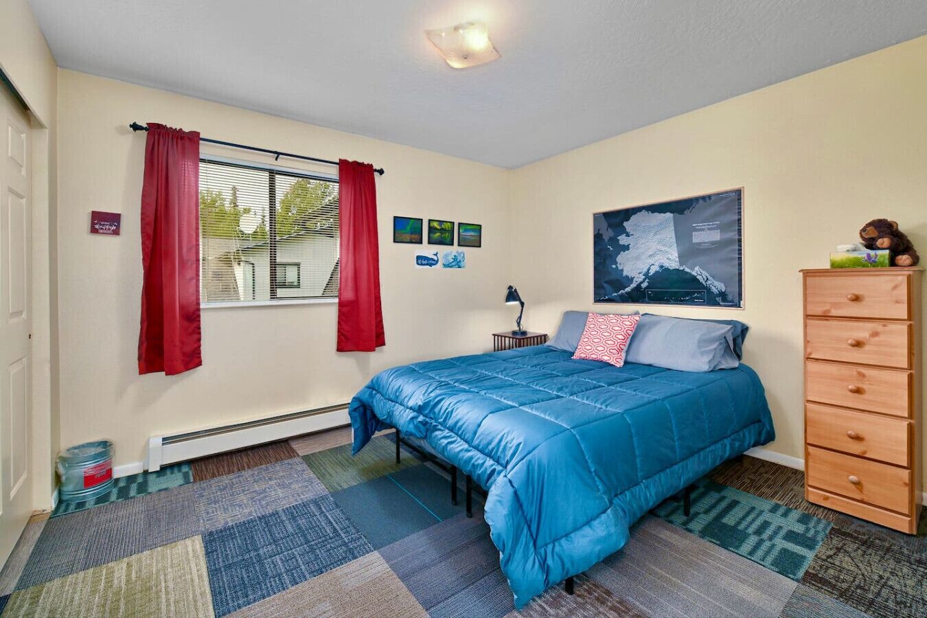 2 habitaciones, escritorio y tabla de planchar con plancha 