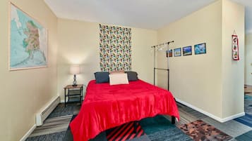 2 habitaciones, escritorio y tabla de planchar con plancha