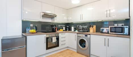 Refrigerador, microondas, horno y parrilla de estufa