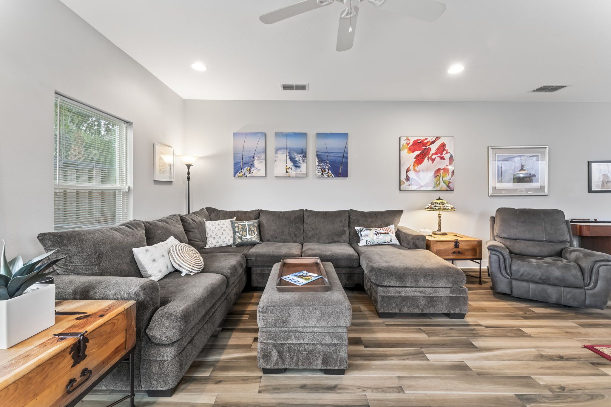 Smart TV, books, stereo