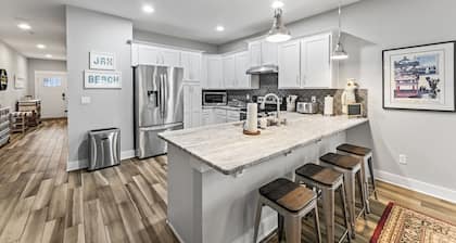 4BR / 2. 5 Bath uusi Jax Beach Townhouse -huoneisto sulkee kaiken ja vain korttelin päässä rannalta