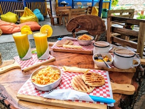 Daily cooked-to-order breakfast (COP 7900 per person)