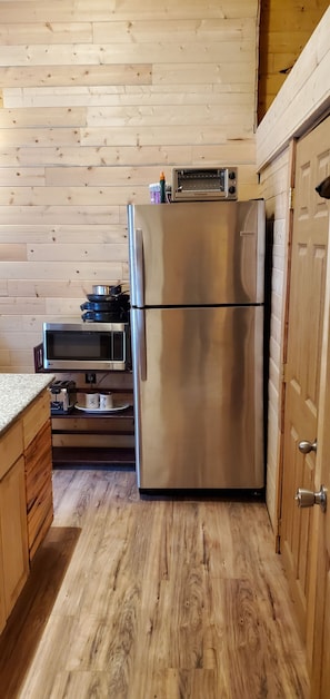 Kühlschrank, Mikrowelle, Wasserkocher mit Kaffee-/Teezubehör, Toaster