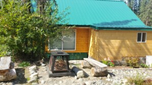A model of a house with a green roof, wooden siding, and a small window. - Baby Bear Kenai/Soldotna fishing cabin- sleeps 3 - Alaska Building a Dream (Soldotna)
