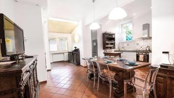 Kühlschrank, Ofen, Herdplatte, Wasserkocher mit Kaffee-/Teezubehör