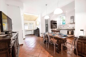 Refrigerador, horno, parrilla de estufa y cafetera y tetera