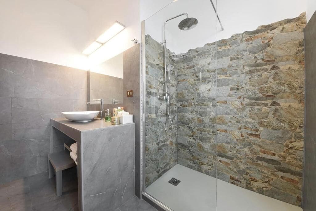 Dusche, Haartrockner, Bidet, Handtücher