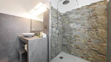 Dusche, Haartrockner, Bidet, Handtücher