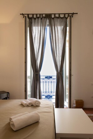 Habitació quàdruple Deluxe | Roba de llit hipoal·lergògena, cobrellits i minibar gratuït 