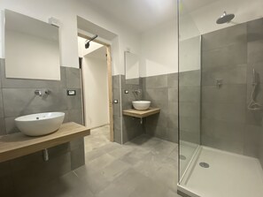 Shower, rainfall showerhead, free toiletries, hair dryer - Piazza Florio Rooms (Palermo)