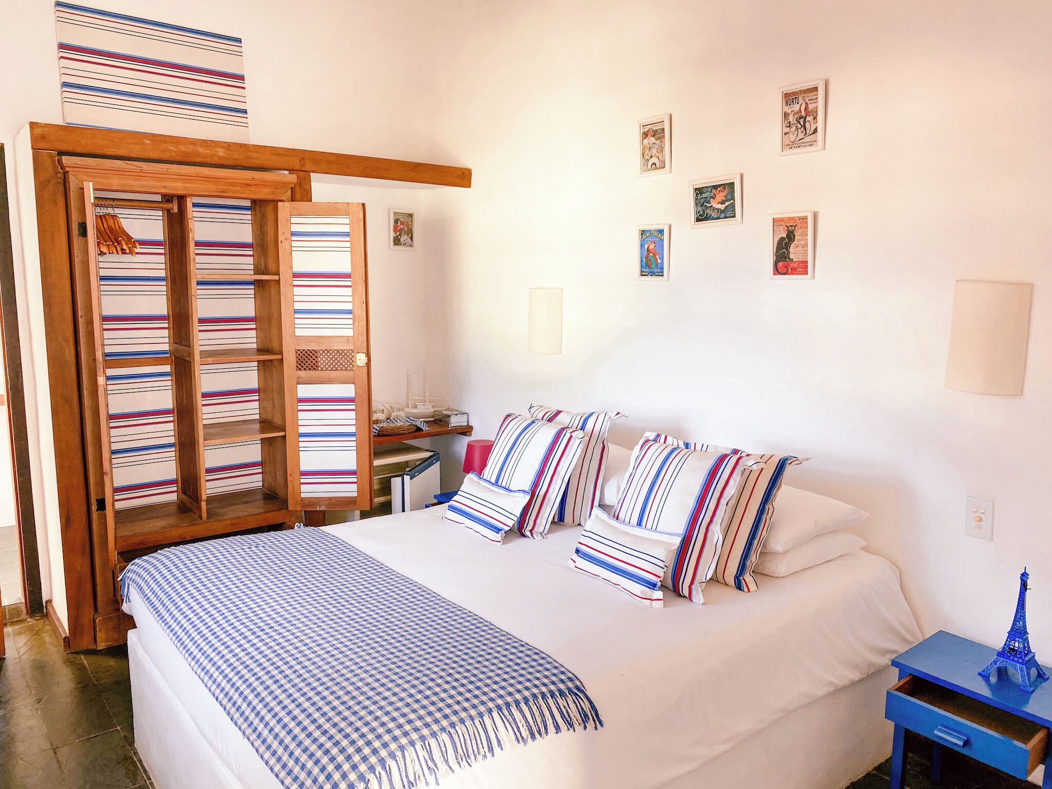 Roupas de cama premium, edredons de pluma, frigobar, cortinas blackout
