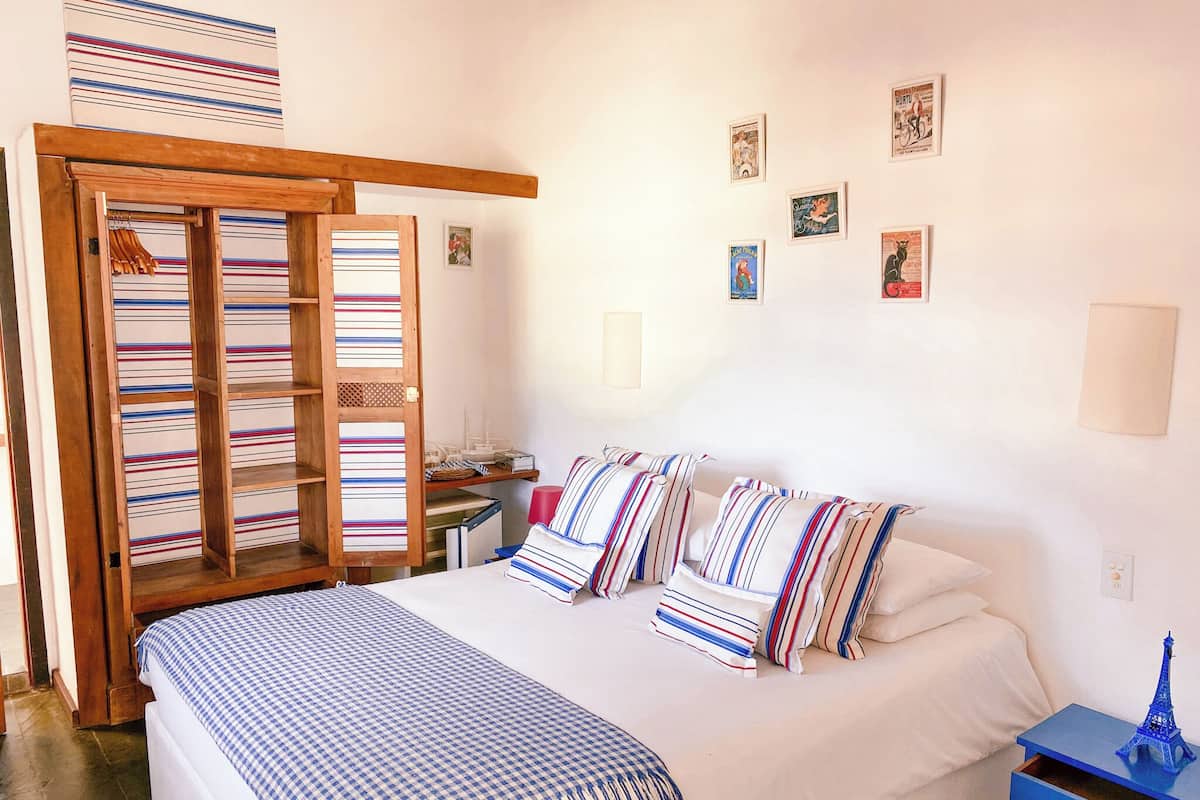 Ropa de cama de alta calidad, cubrecamas, minibar y cortinas blackout