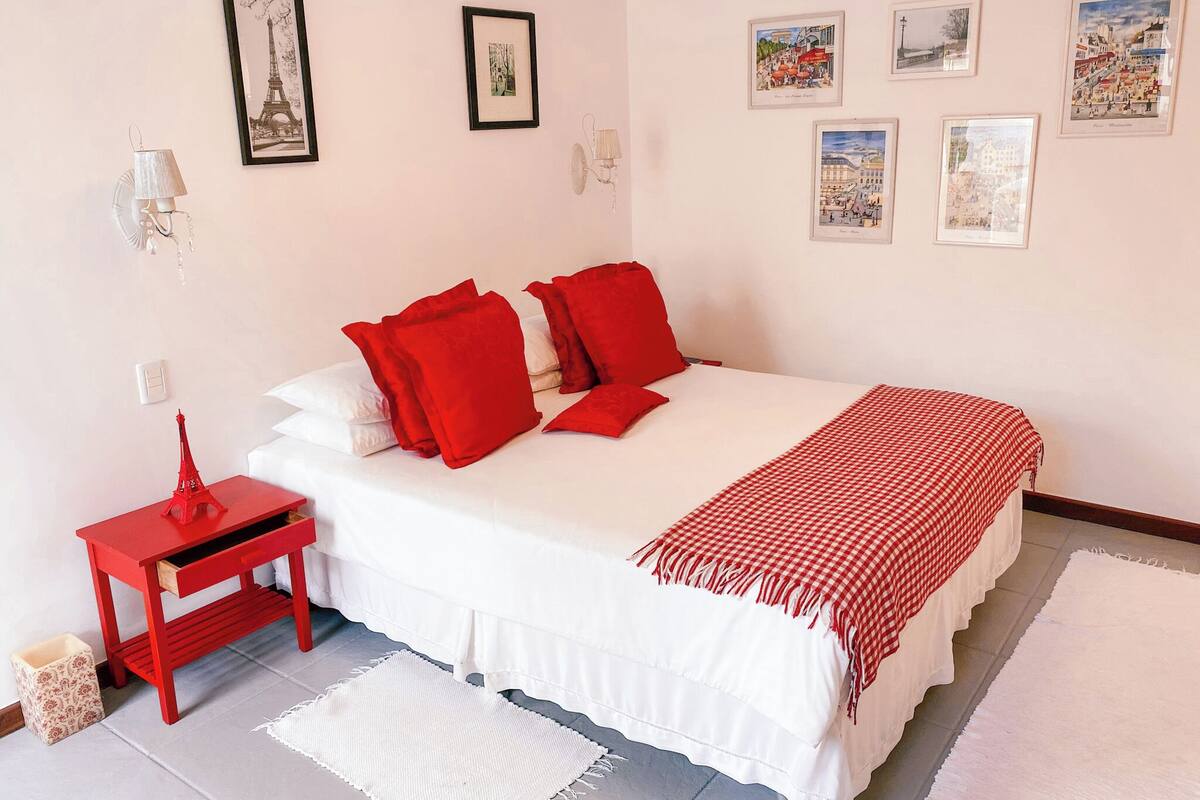 Roupas de cama premium, edredons de pluma, frigobar, cortinas blackout