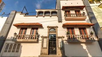Vista frontal de la propiedad