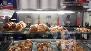 Una vitrina de panadería con diversos productos horneados.
