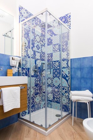 Shower, free toiletries, hair dryer, bidet - Casa Galu' (Naples)