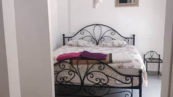 6 bedrooms, desk, iron/ironing board, free WiFi