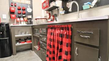 Een koelkast, een microgolfoven, een kookplaat