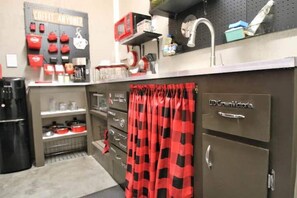 Een koelkast, een microgolfoven, een kookplaat