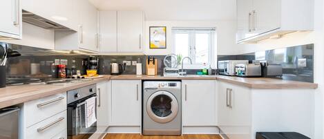 Køleskab, mikrobølgeovn, ovn, kogeplade